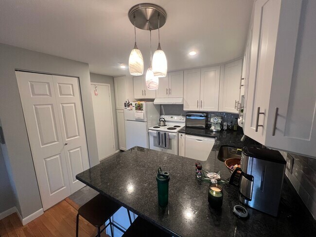 Foto del edificio - 99 Cluff Crossing Rd