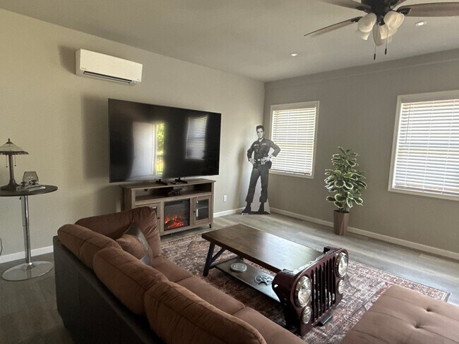 Building Photo - 3 Bedroom 2 Bath Home Newly Renovated