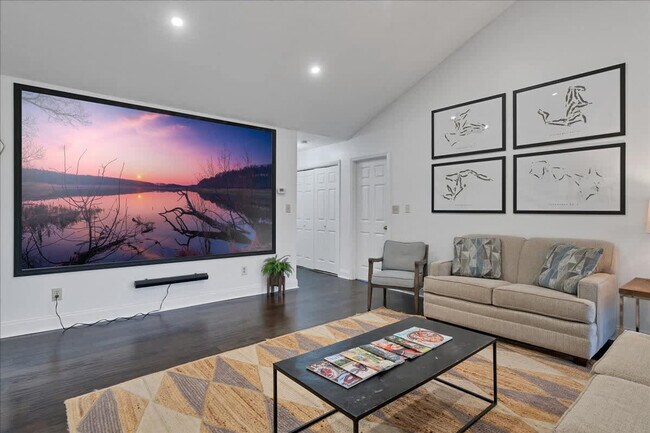 Foto del edificio - 240 Barton Hills Ct