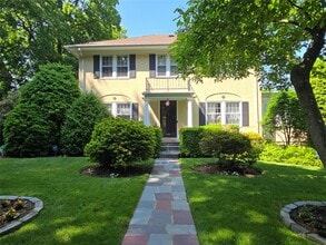 Building Photo - 89 Park Dr