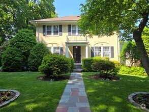Building Photo - 89 Park Dr