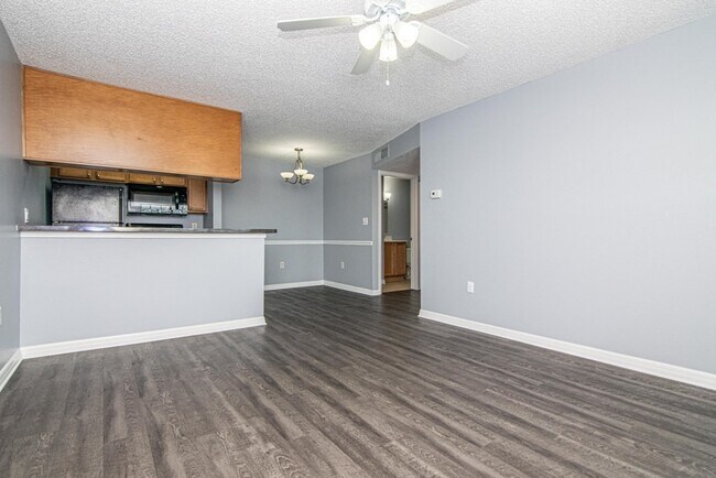 Foto del edificio - Lake Front - 2nd Floor Corner Unit - 1 Bed...