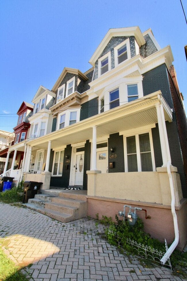 Building Photo - 437 Harris St