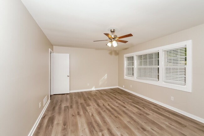 Foto del edificio - 924 Charles Ct