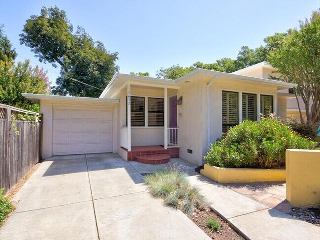 Foto del edificio - Charming home at 1417 2nd Ave, Sacramento