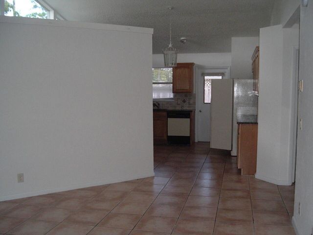 Foto del edificio - 1068 Goldenrod Rd