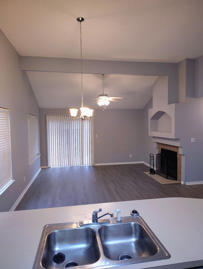 Foto del edificio - 3026 Yorktown Cir