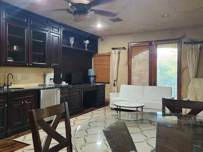 Foto del edificio - 1 Bedroom 1bathroom upstairs private resid...