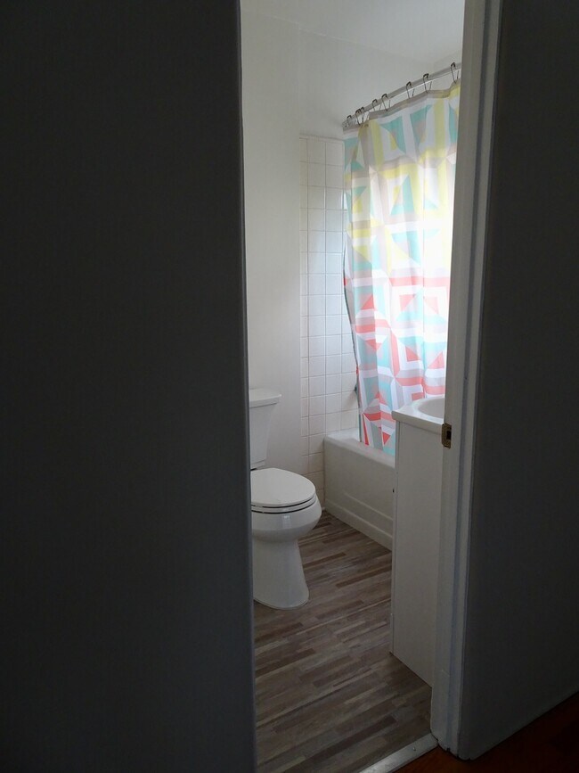 Bath - 4076 Veselich Ave