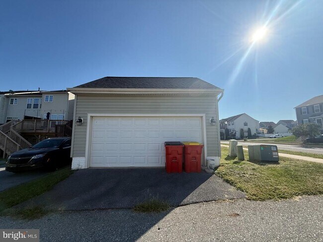 Building Photo - 60 Deerbrook Dr