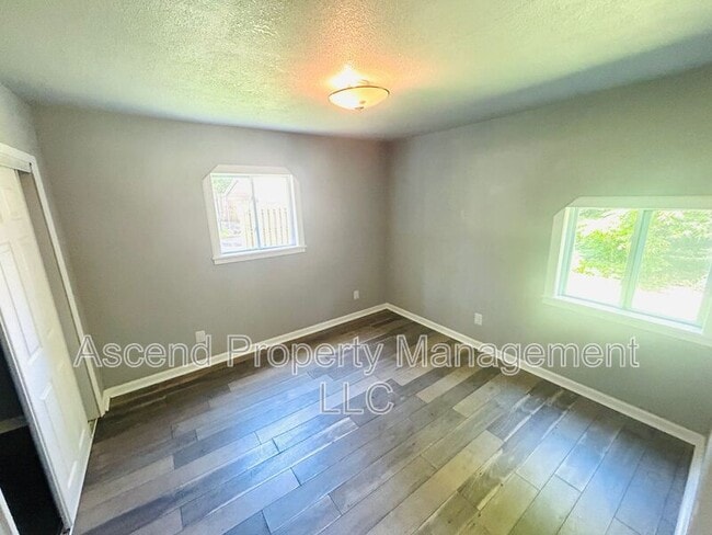 Building Photo - 217 Sequoia Dr