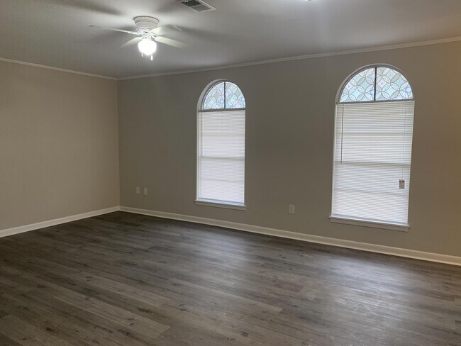 Foto del edificio - 203 E John Sims Pkwy