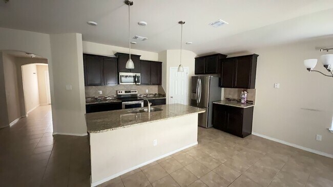 Foto del edificio - 4 bedroom 2 bathroom house! HOUSING ACCEPT...