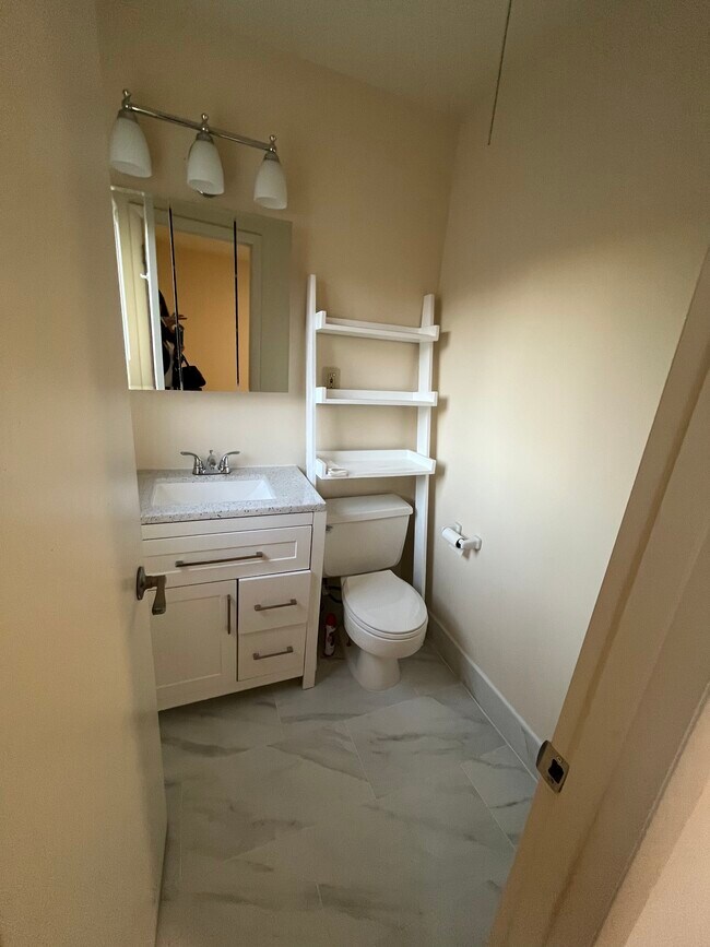 Baño - 10643 Weymouth St