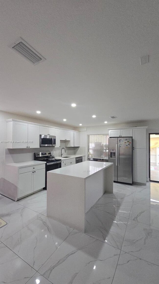 Foto del edificio - 6100 W 26th Ct
