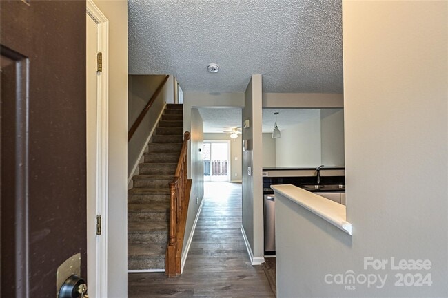 Foto del edificio - 1227 Maple Shade Ln