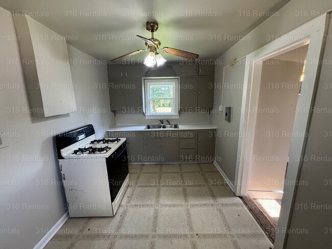 Building Photo - $495 - 1 bed 1 bath - Single Family Home