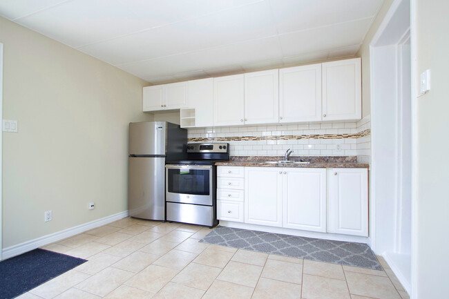 Building Photo - 356 Ritson Rd S