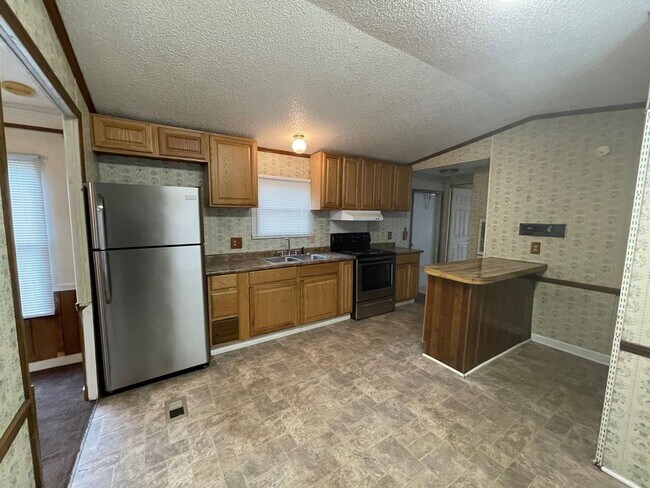 Building Photo - 2 bedroom, 2 bath Mobile Home