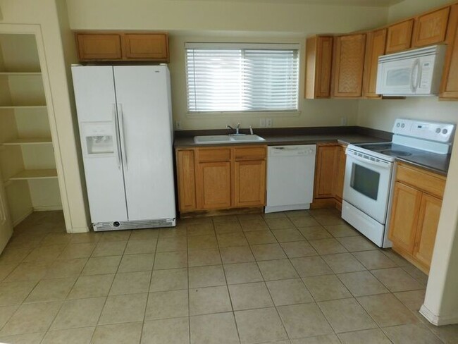 Foto del edificio - Comfortable 4-Bedroom Home with Great Outd...