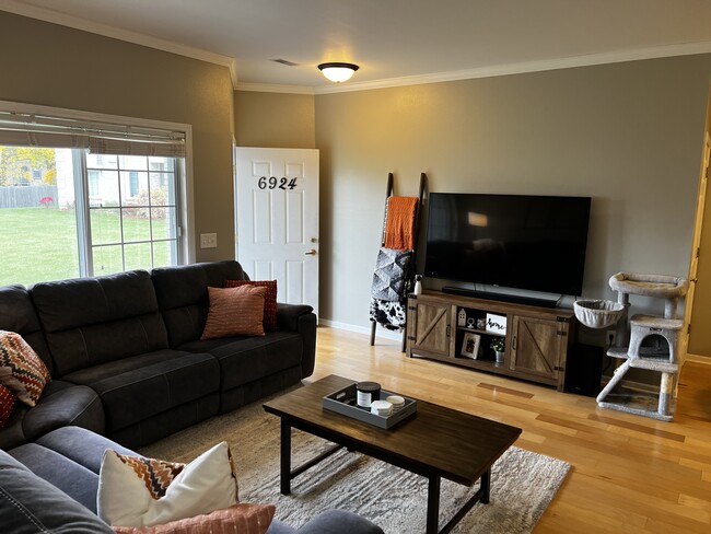 Building Photo - 6924 S Rolling Meadows Ct