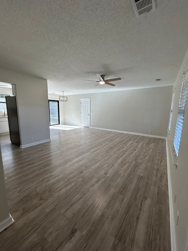 Building Photo - 3-Bedroom, 2-Bath Home on almost an 1 Acre – Pet-Friendly!