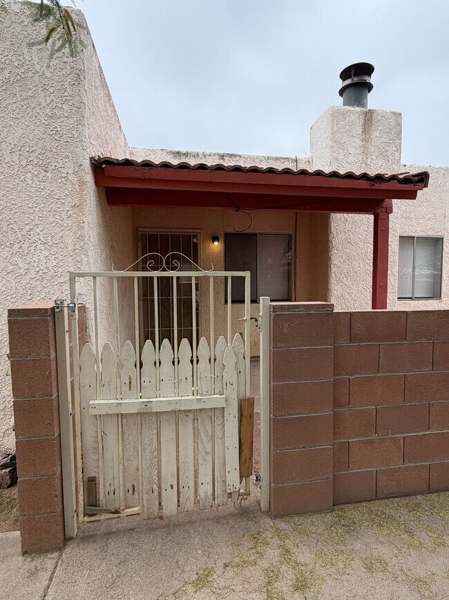 Foto del edificio - 2327 N Dodge Blvd