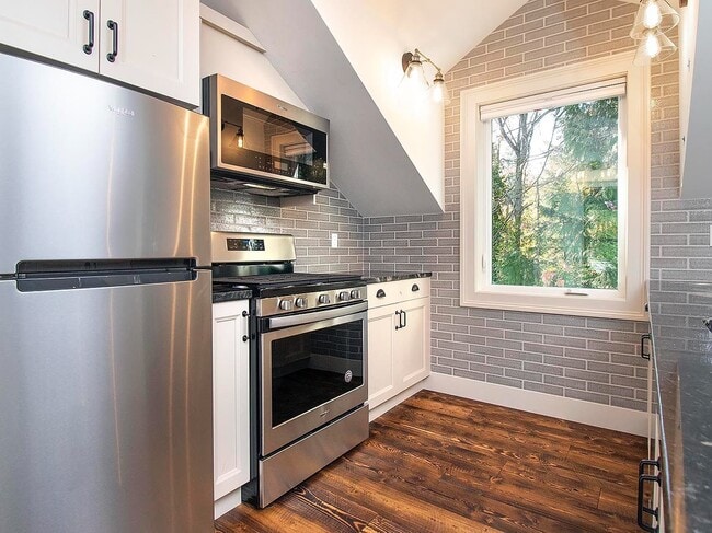 Foto del edificio - Expansive Loft-Style Carriage House in Private Haller Lake Estate