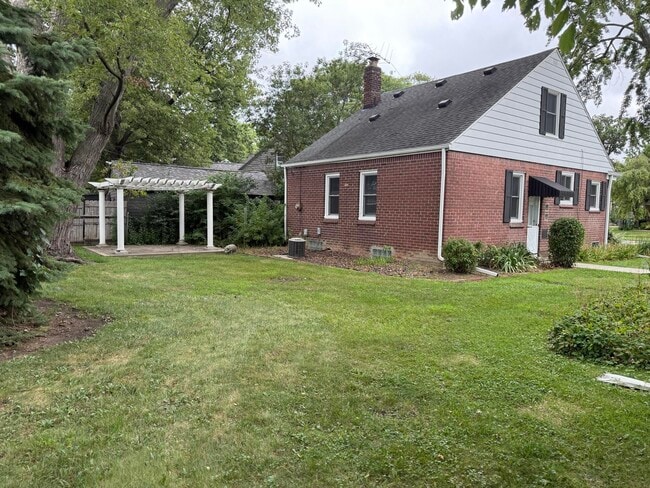 Building Photo - 1625 W Farnum Ave