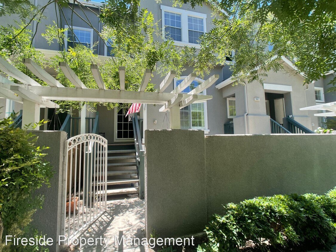 Primary Photo - 2 br, 2.5 bath House - 961 Costen Ct #19