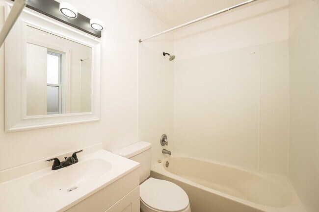 Foto del edificio - 4495 W 137th St