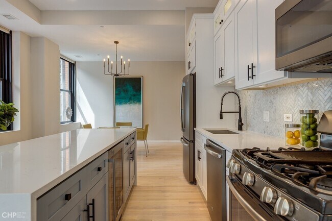 Cocina + Comedor - 208 W Washington St