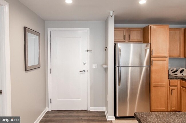 Foto del edificio - Bright 1BR with Parking Included, Minutes from The Wharf!