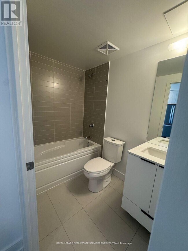 Photo du bâtiment - 1350 Ellesmere Rd