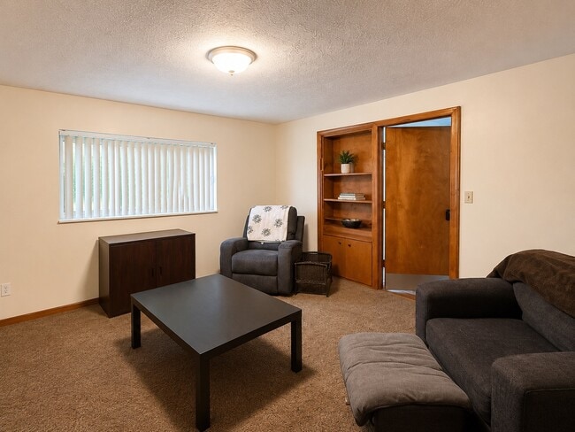 Building Photo - 6006 Jaguar Dr W