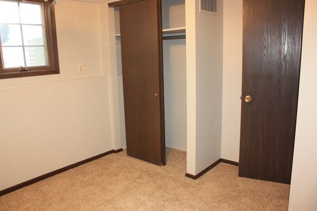 Building Photo - Zentals (1007 1/2 Monroe St; Pella)