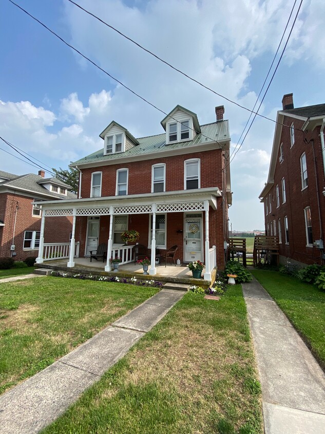 Foto principal - 223 E Middle St