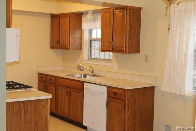 Building Photo - 41455 Clinton Grove Dr