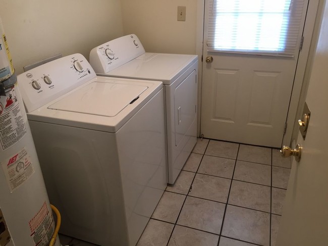 Building Photo - 988 Mesa Ridge Dr