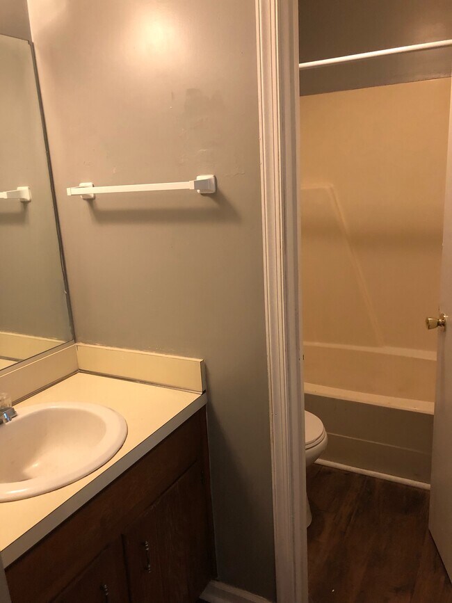 Foto del edificio - 20 Roland Dr