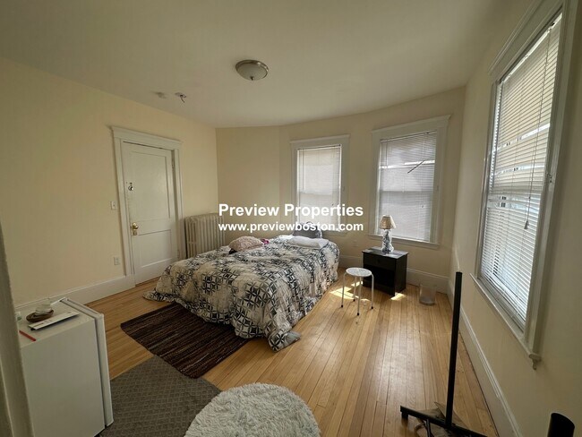 Building Photo - 41 Hunnewell Ave