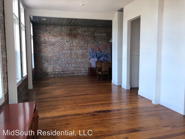 Building Photo - 2 br, 1.5 bath House - 109B W. Pleasant