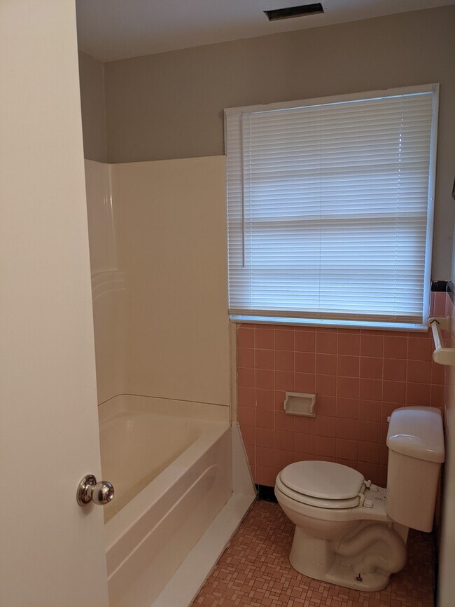 Building Photo - 3706 Lakewood Dr NW