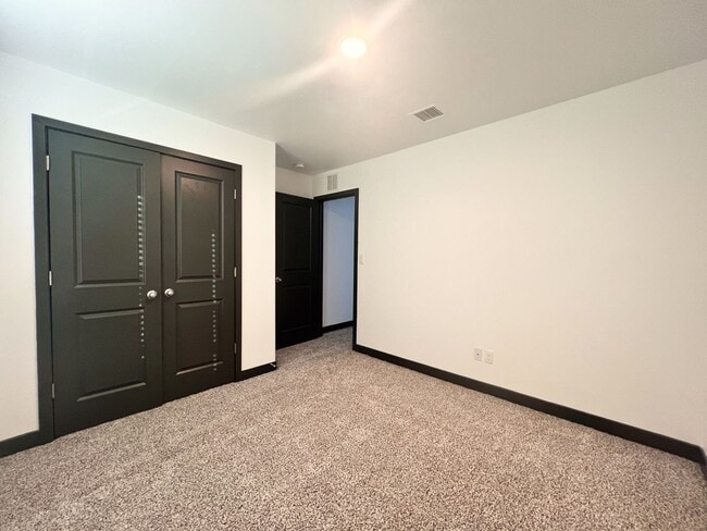 Building Photo - Mission Valley 3 Bedroom 2.5 Bath Townhome