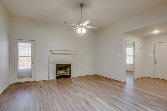 Building Photo - Spacious 3/2/2 Duplex!