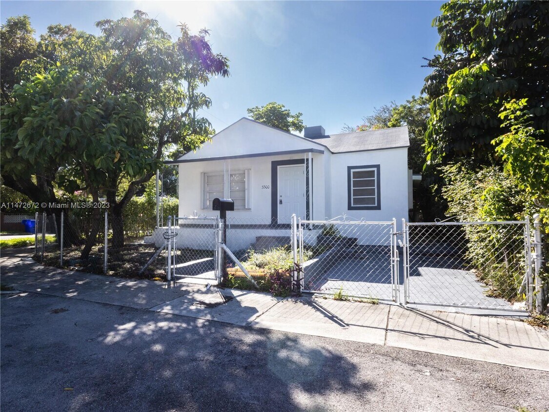 Primary Photo - 3300 NW 13th Ave