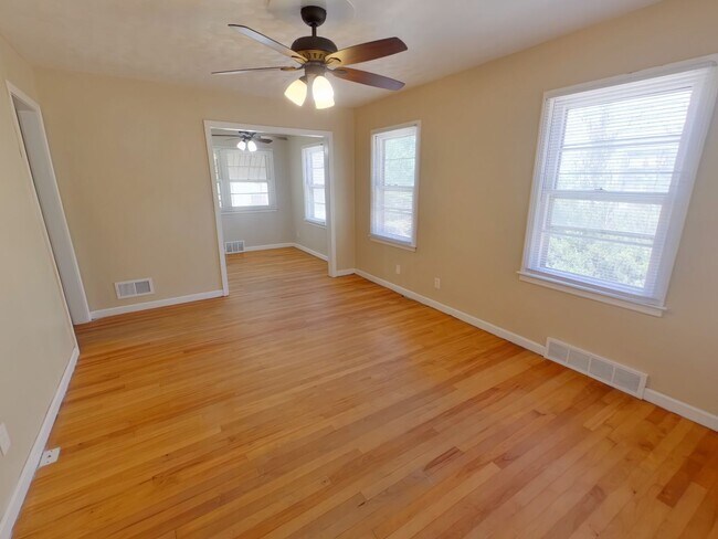 Foto del edificio - 1027 N Old Manor Rd