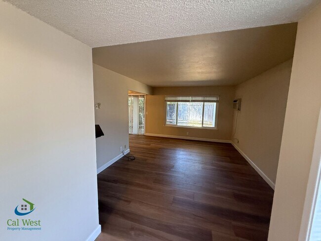 Foto del edificio - 5863/5865 Hillview Ave.