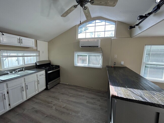 Foto del edificio - *COMING SOON* ALL BILLS PAID!! 1 Bedroom /...