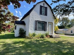 Building Photo - 602 8th Ave NE Building Photo - 602 8th Ave NE